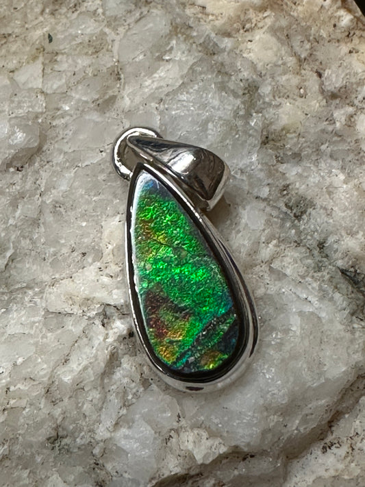 Natural Canadian Ammolite 925 Solid Sterling Silver Pendant 25mm
